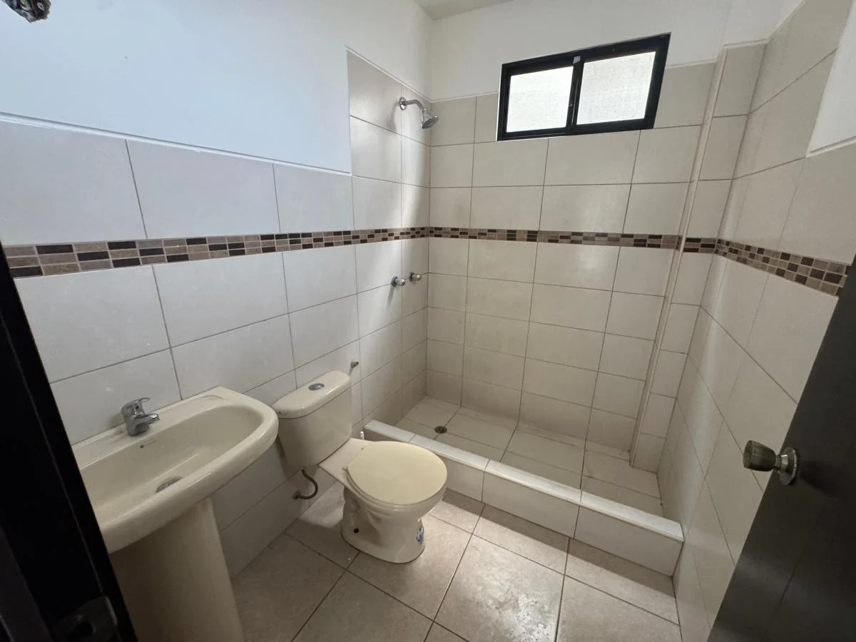 Casa con 3 Habitaciones en Venta en Urb. La Romareda, Norte Guayaquil. Guayas — imagen 7