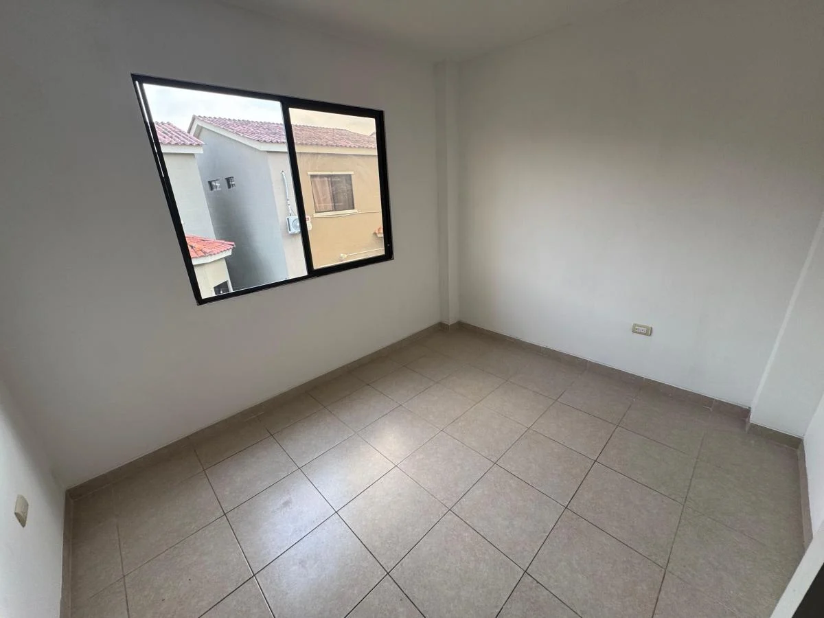 Casa con 3 Habitaciones en Venta en Urb. La Romareda, Norte Guayaquil. Guayas — imagen 6