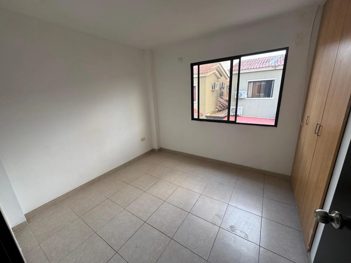 Casa con 3 Habitaciones en Venta en Urb. La Romareda, Norte Guayaquil. Guayas — imagen 5