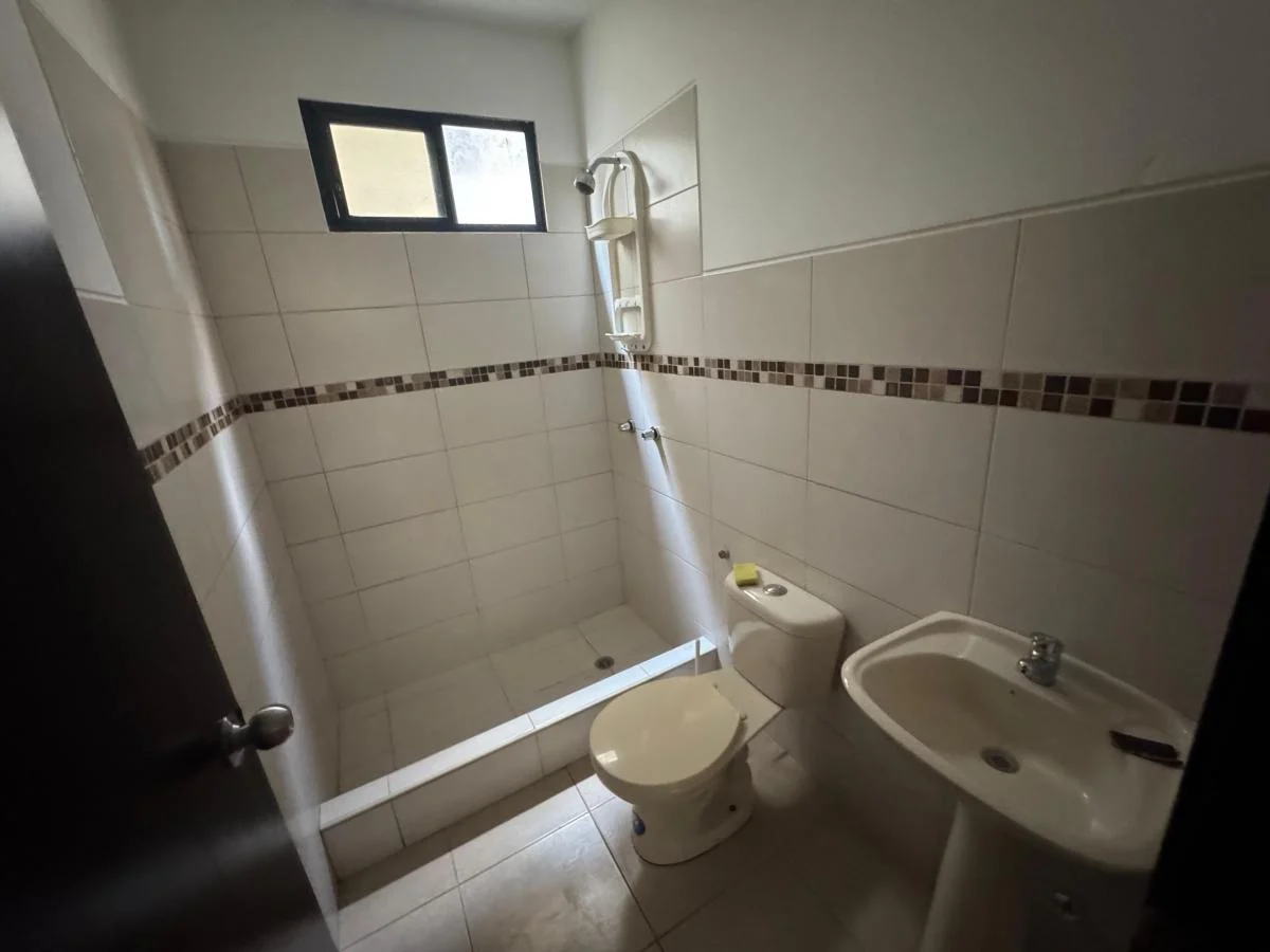 Casa con 3 Habitaciones en Venta en Urb. La Romareda, Norte Guayaquil. Guayas — imagen 4
