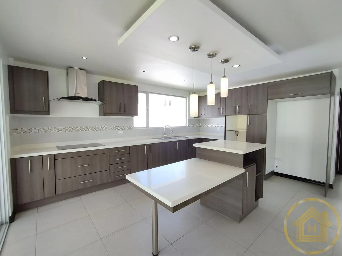 Casa Moderna en El Valle de Los Chillos, Terreno de 1550 m² con Bbq Jacuzzi, Zona de Juegos Privada — imagen 9