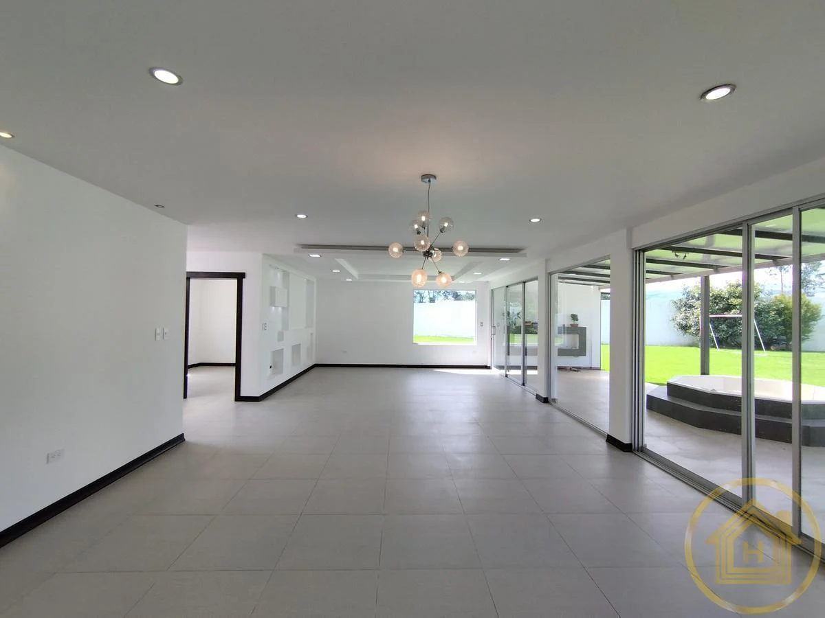 Casa Moderna en El Valle de Los Chillos, Terreno de 1550 m² con Bbq Jacuzzi, Zona de Juegos Privada — imagen 8