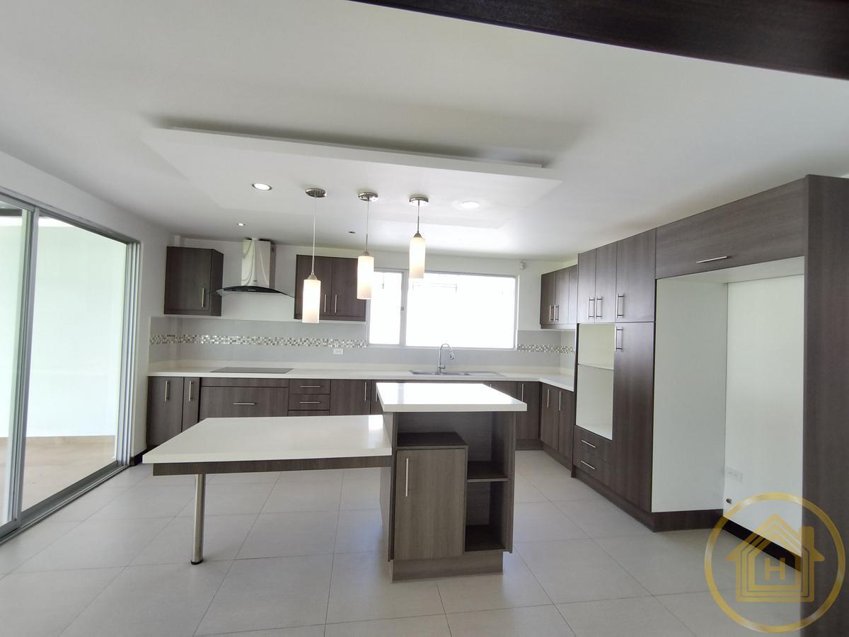 Casa Moderna en El Valle de Los Chillos, Terreno de 1550 m² con Bbq Jacuzzi, Zona de Juegos Privada — imagen 5