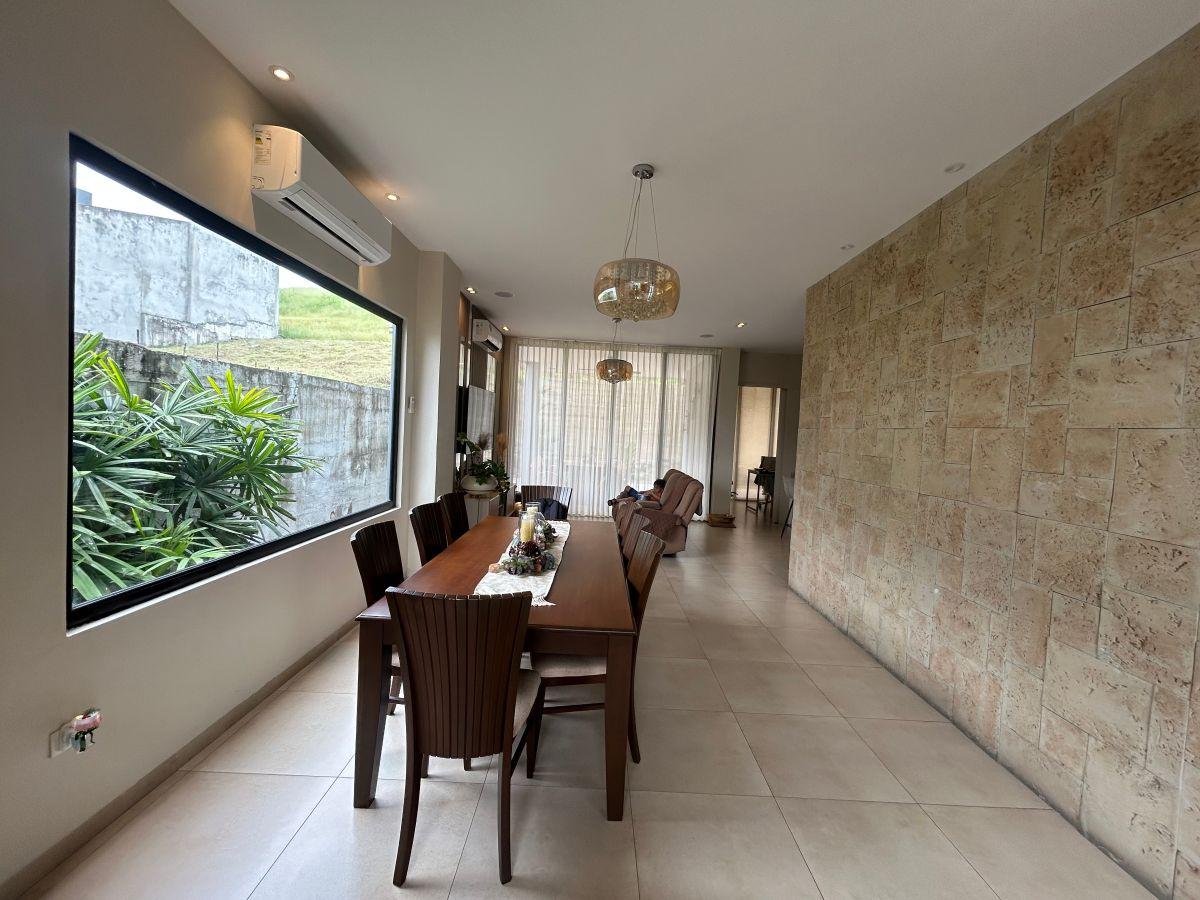 Se Vende Moderna y Elegante Casa en Urbanización El Condado – Vicolinci, Guayas — imagen 9