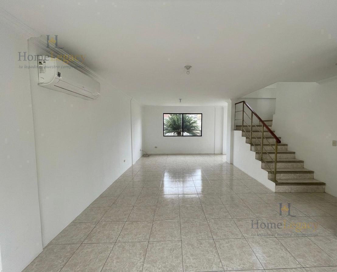Venta de Casa Esquinera con 2 Garajes en Vía a La Costa Am, Guayas — imagen 7