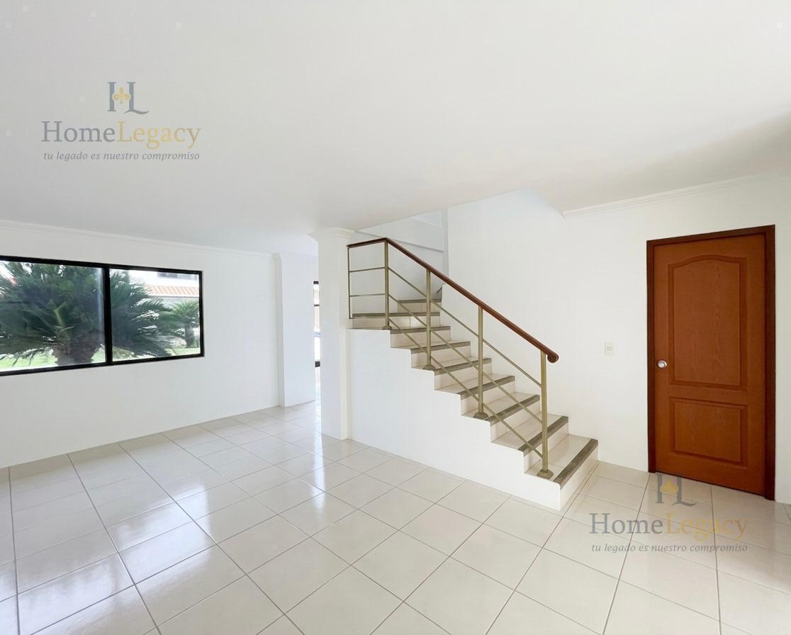 Venta de Casa Esquinera con 2 Garajes en Vía a La Costa Am, Guayas — imagen 5