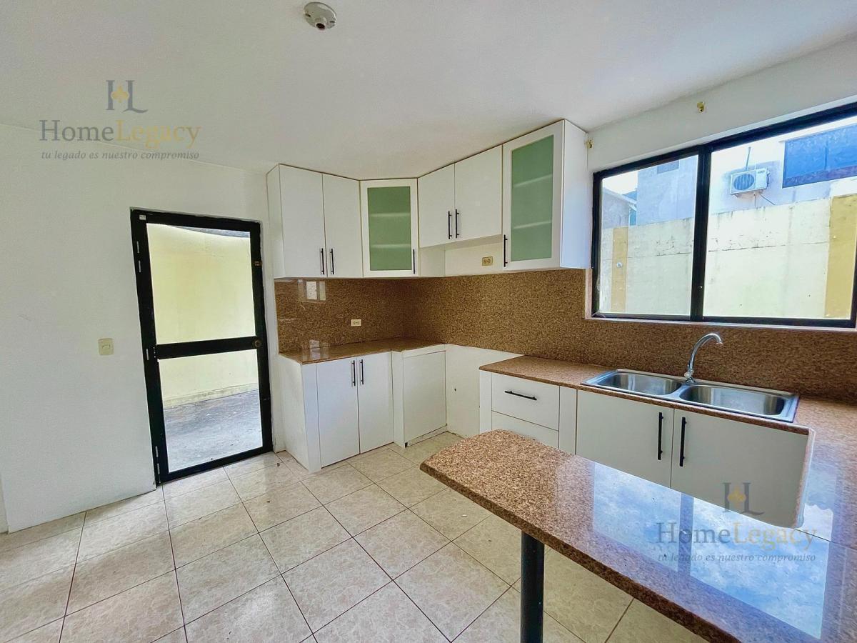 Venta de Casa Esquinera con 2 Garajes en Vía a La Costa Am, Guayas — imagen 3