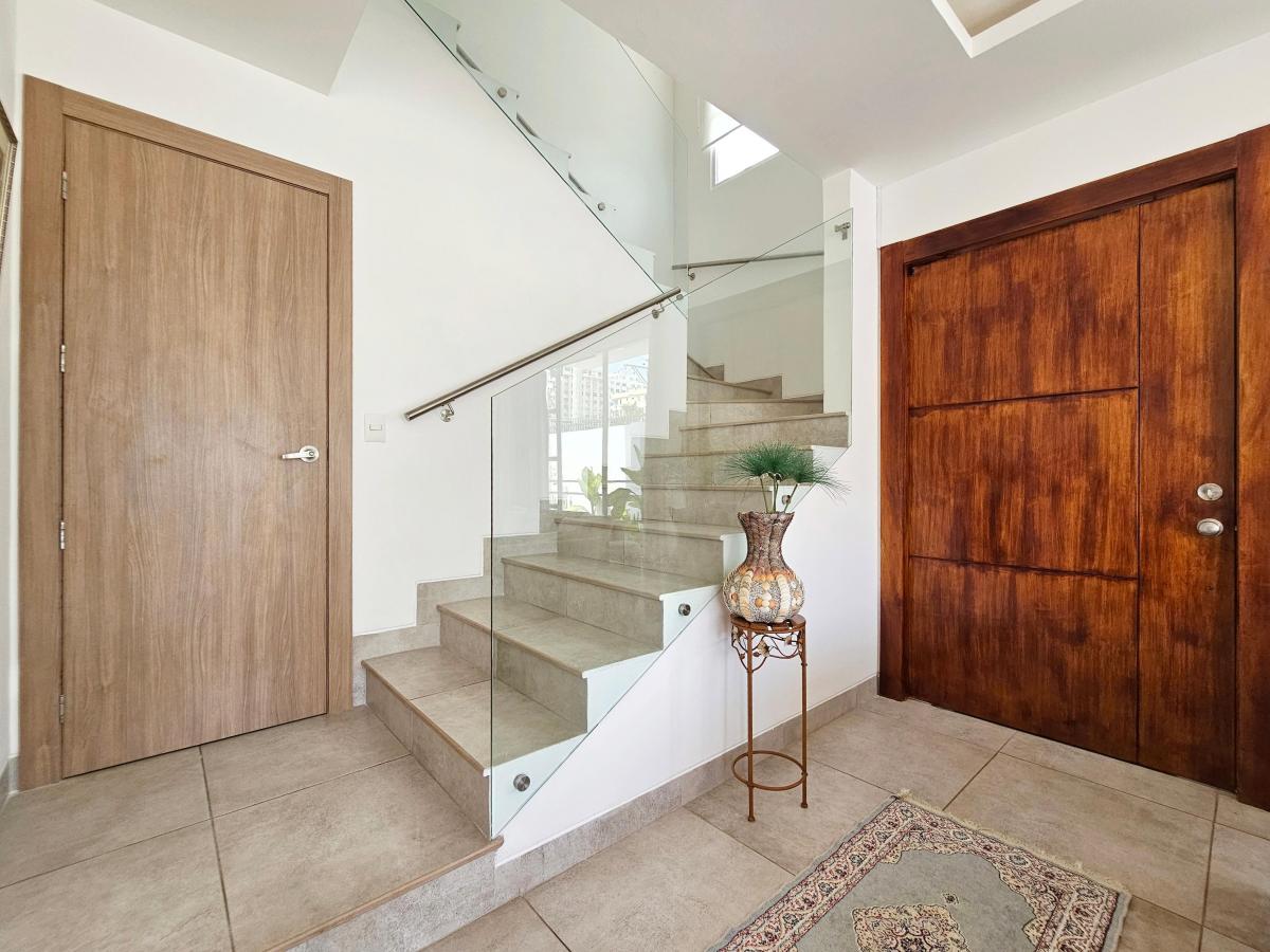 Vendo Espectacular Casa de 2 Pisos en Chipipe a 3 Cuadras del Malecon — imagen 6