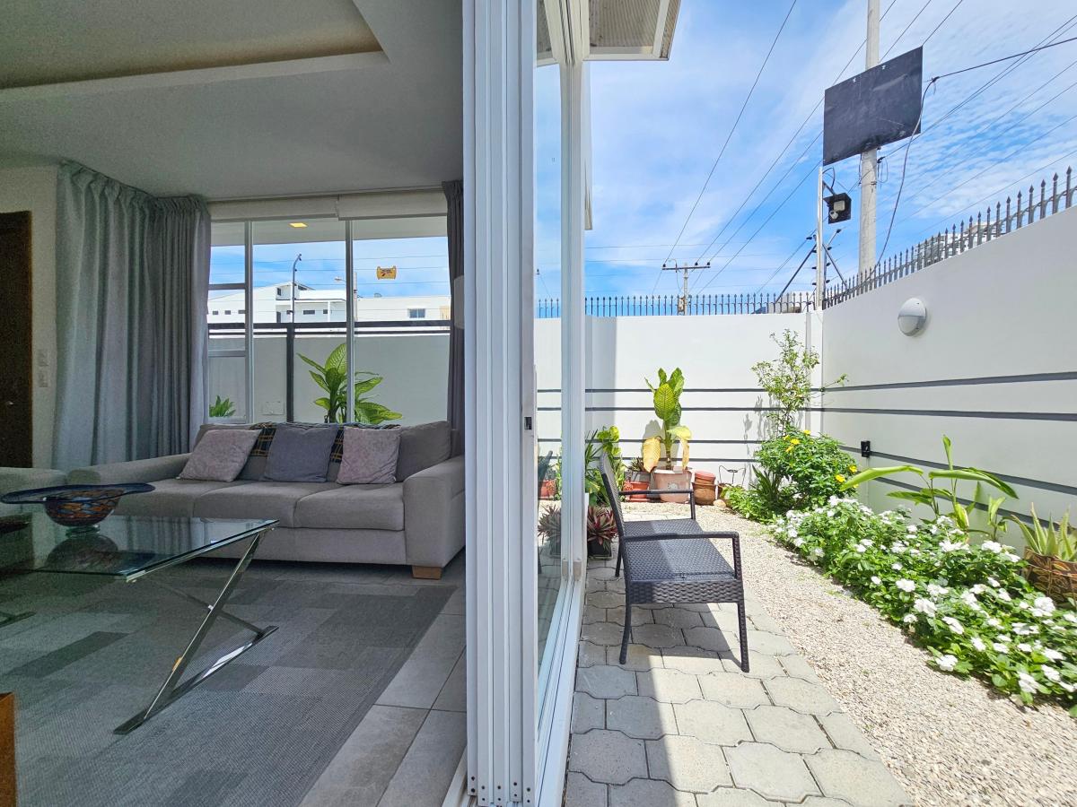 Vendo Espectacular Casa de 2 Pisos en Chipipe a 3 Cuadras del Malecon — imagen 2