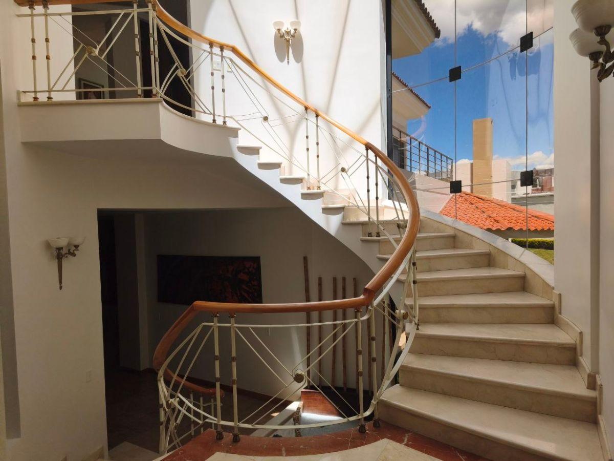 Casa de Lujo en Cumbayá con Piscina Privada, Dentro de Urbanización Privada — imagen 10