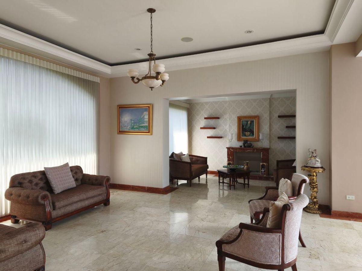 Casa de Lujo en Cumbayá con Piscina Privada, Dentro de Urbanización Privada — imagen 9