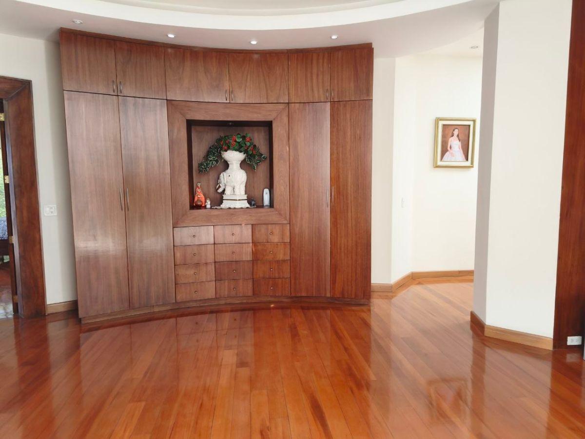 Casa de Lujo en Cumbayá con Piscina Privada, Dentro de Urbanización Privada — imagen 8