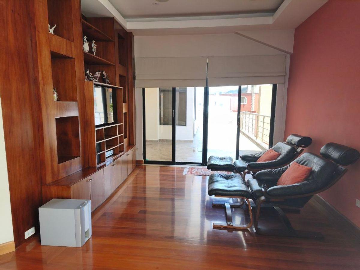 Casa de Lujo en Cumbayá con Piscina Privada, Dentro de Urbanización Privada — imagen 7