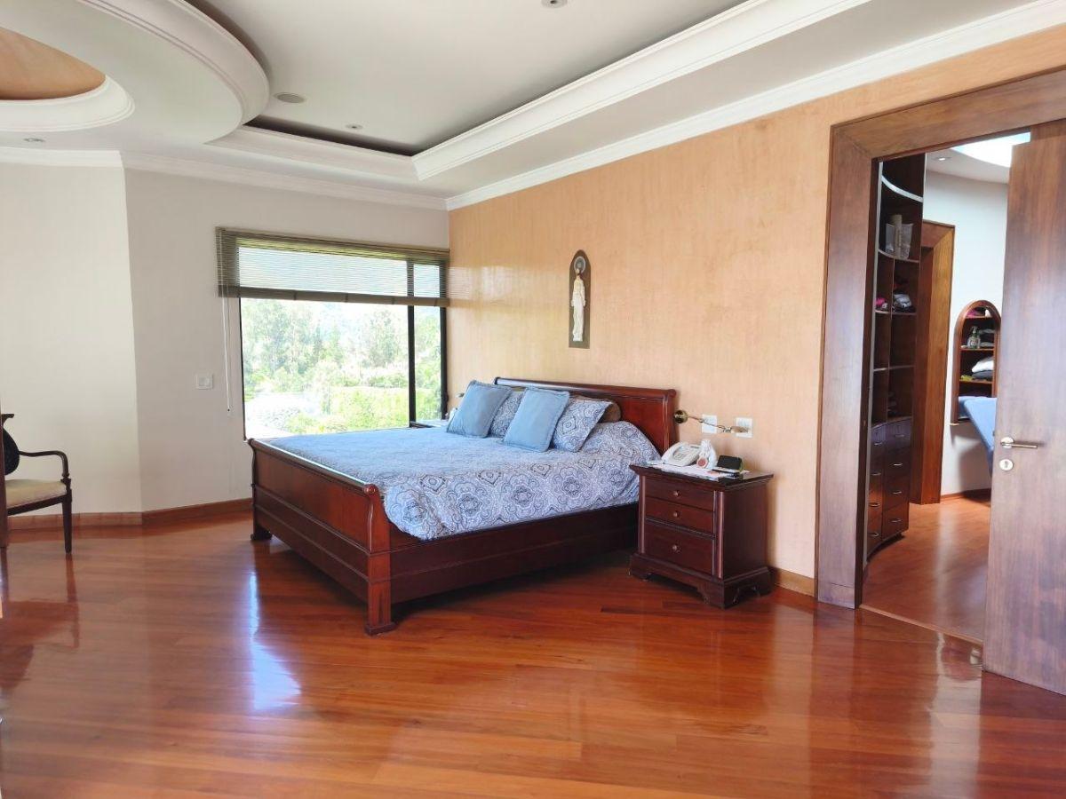 Casa de Lujo en Cumbayá con Piscina Privada, Dentro de Urbanización Privada — imagen 6