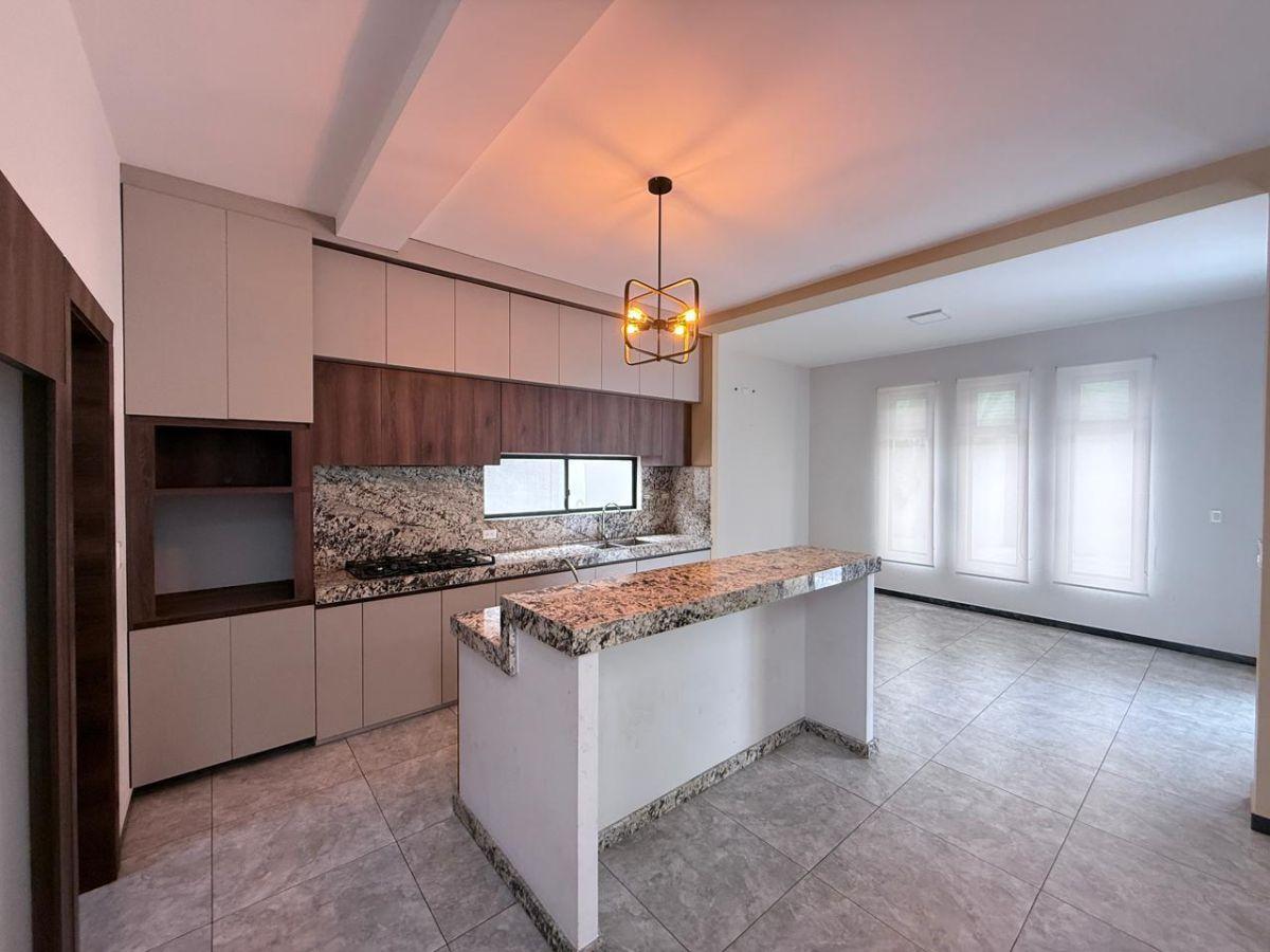 Venta de Casa en La Urb El Condado de Vicolinci, Guayas — imagen 3