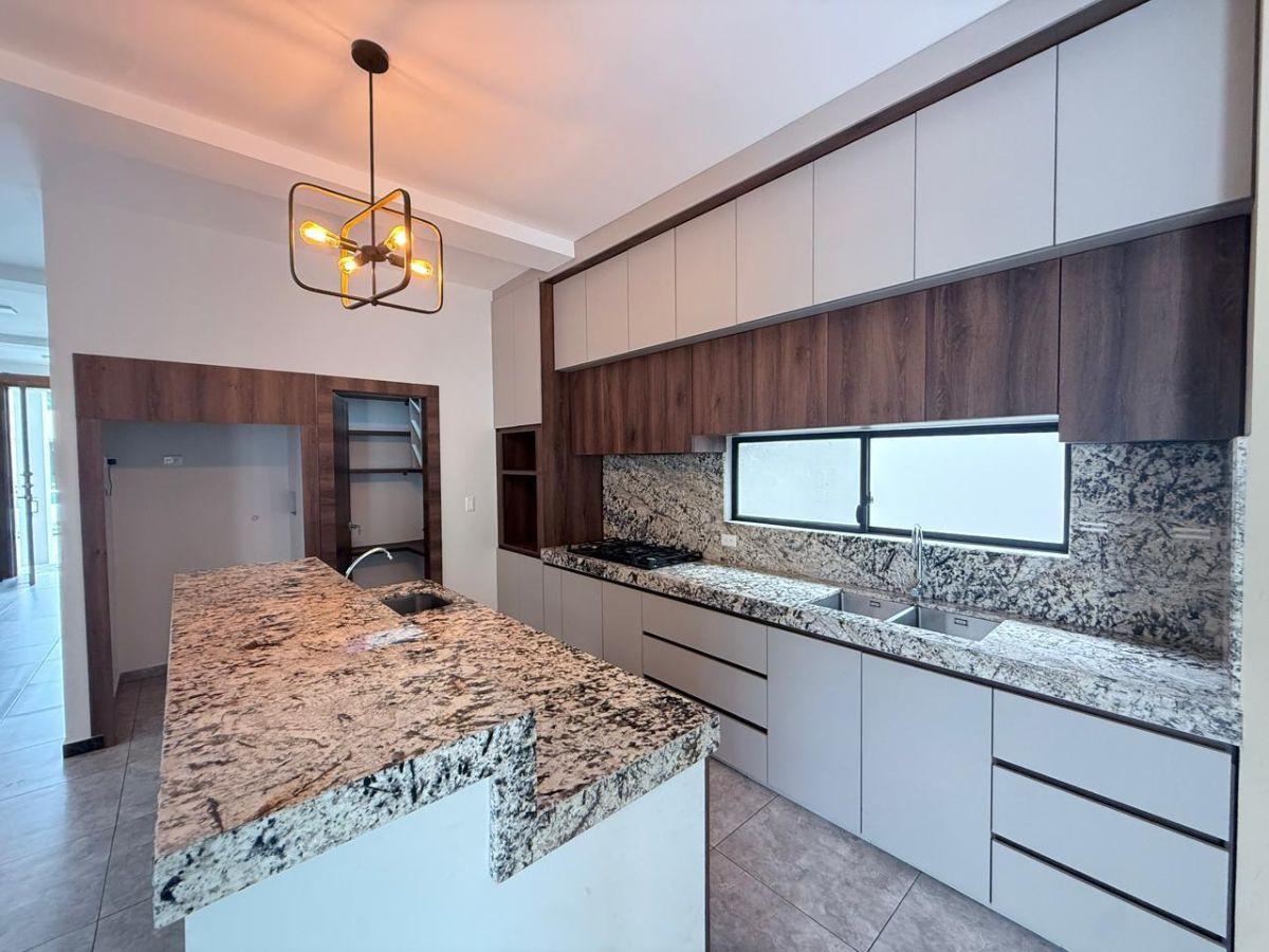 Venta de Casa en La Urb El Condado de Vicolinci, Guayas — imagen 2
