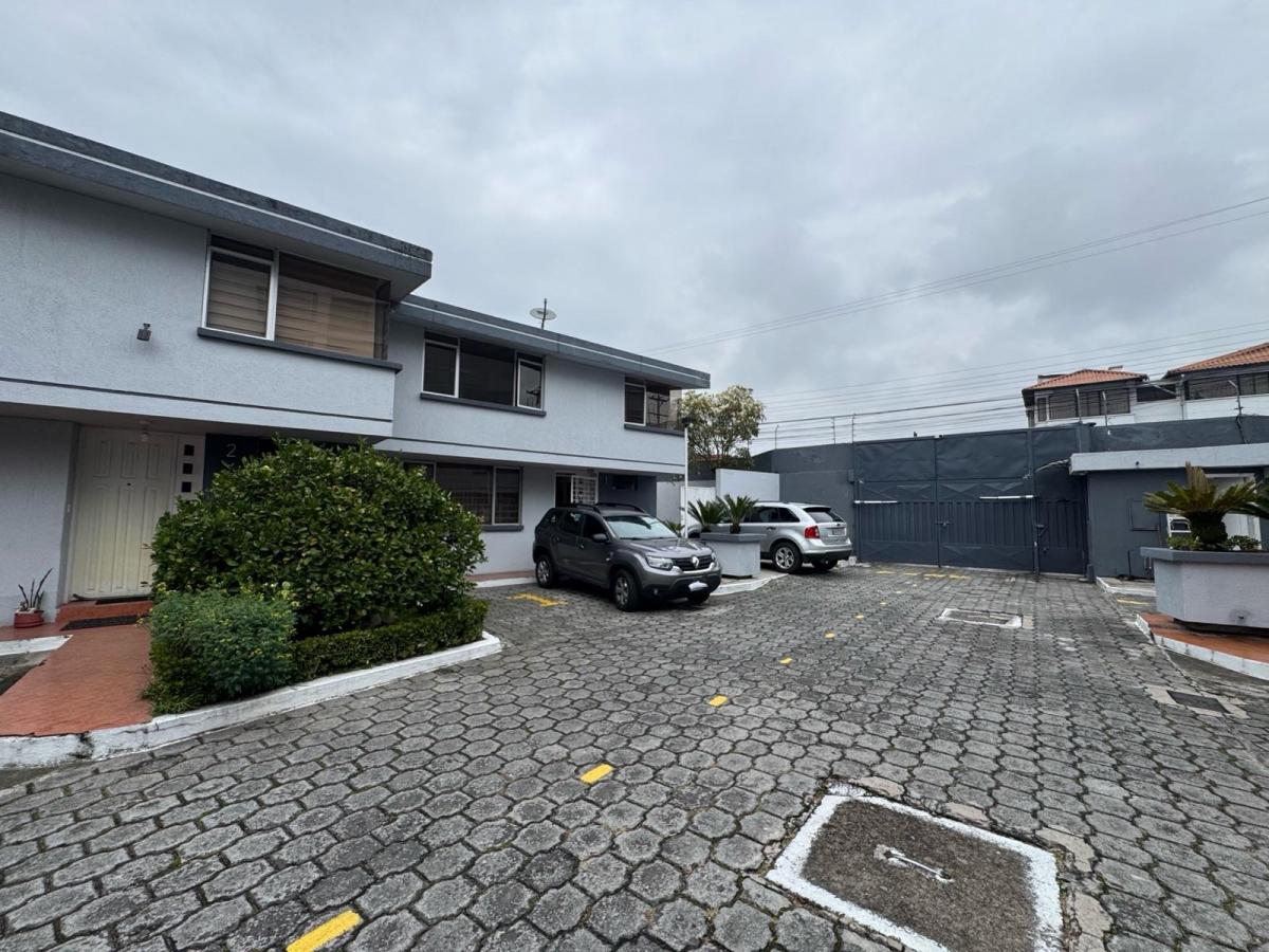 Venta Casa en Conjunto con Amplio Patio en Sector Monteserrín El Ciclista Quito — imagen 4