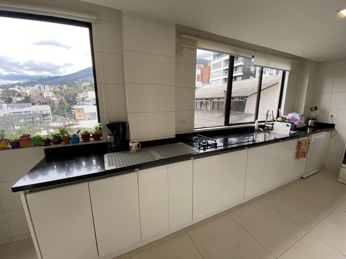 Departamento en Venta en Quito Tenis, Amplio, Linda Vista, Balcón, 4 Dorm. — imagen 2