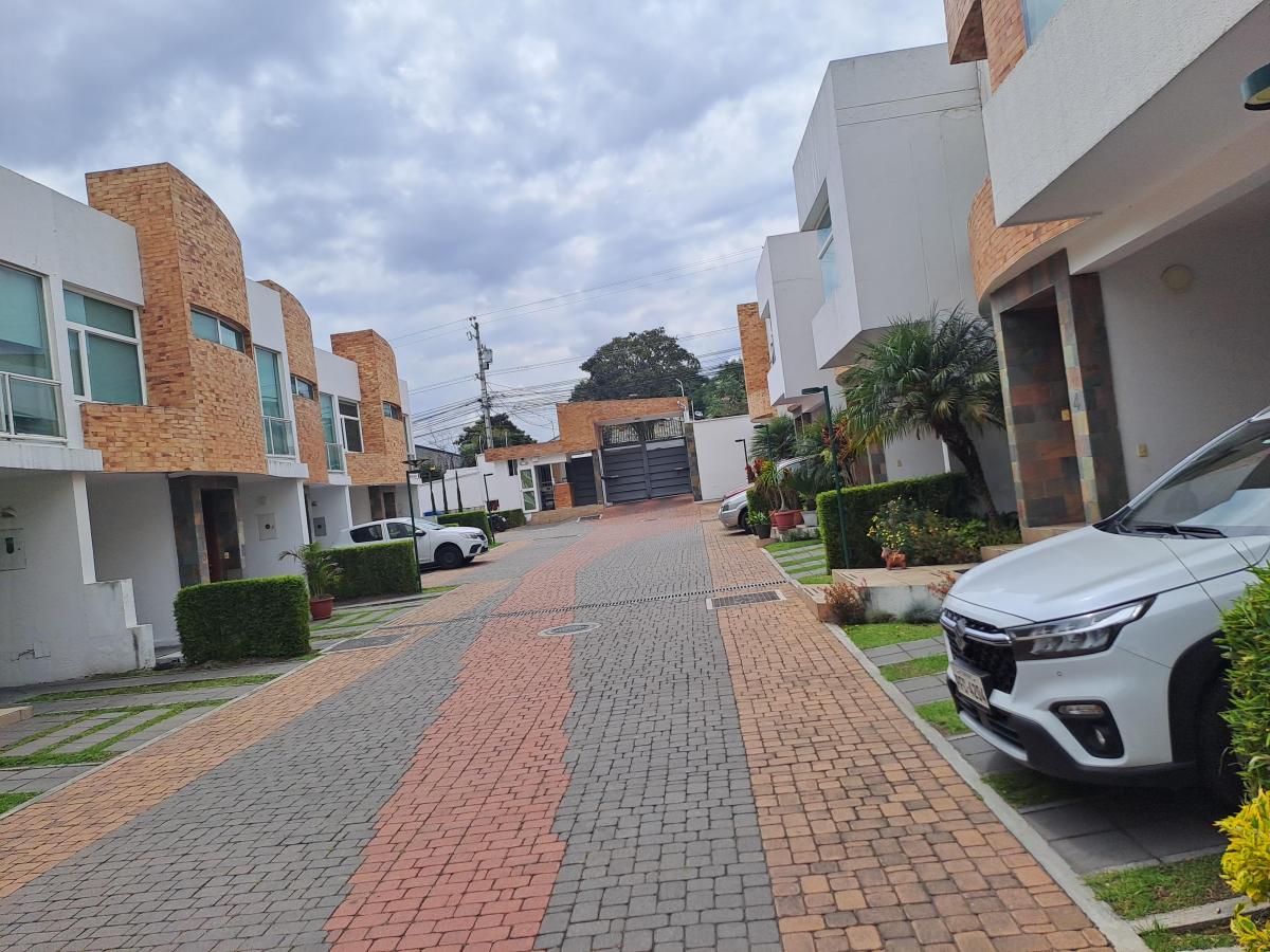 Vendo Casa en Conjunto Sector Cumbayá — imagen 9