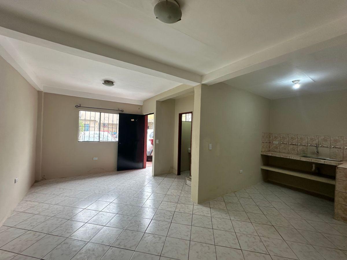 Venta de Casa en Mucho Lote 1 Etapa Barcelona, Guayas — imagen 4