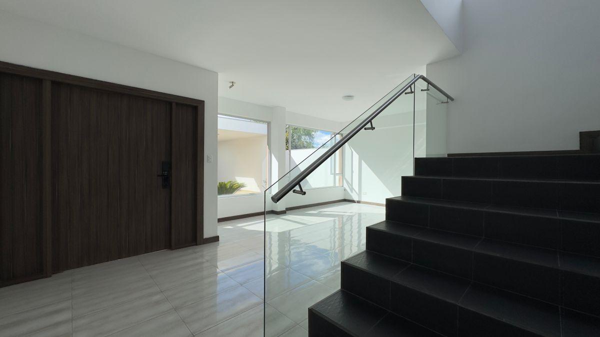 En Venta Espectacular Casa con Jardín Dentro de Jardines del Este - Cumbaya — imagen 10