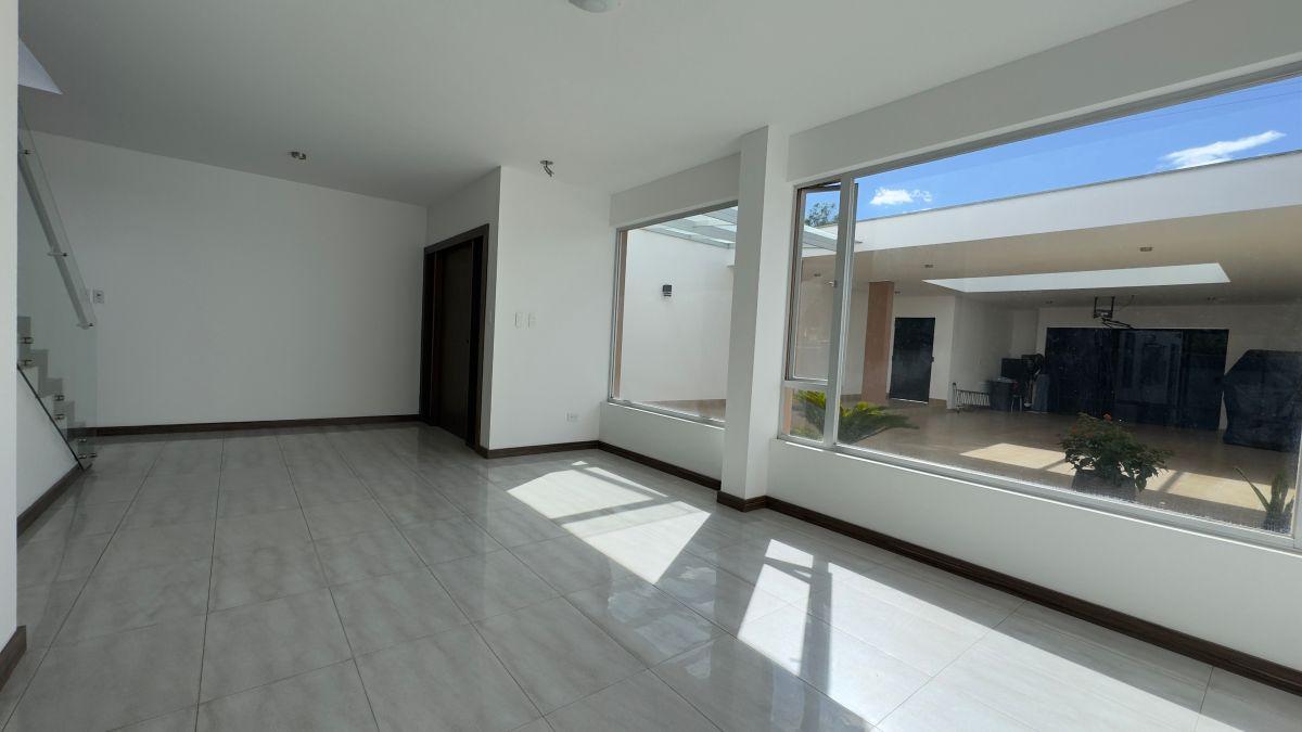 En Venta Espectacular Casa con Jardín Dentro de Jardines del Este - Cumbaya — imagen 9