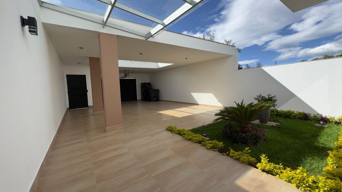 En Venta Espectacular Casa con Jardín Dentro de Jardines del Este - Cumbaya — imagen 8