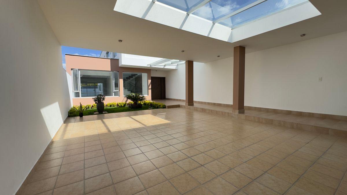 En Venta Espectacular Casa con Jardín Dentro de Jardines del Este - Cumbaya — imagen 7