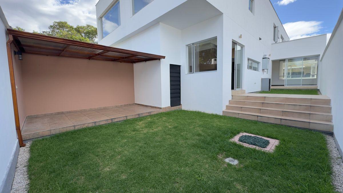 En Venta Espectacular Casa con Jardín Dentro de Jardines del Este - Cumbaya — imagen 6