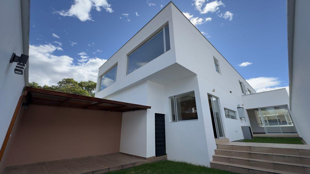 En Venta Espectacular Casa con Jardín Dentro de Jardines del Este - Cumbaya — imagen 5