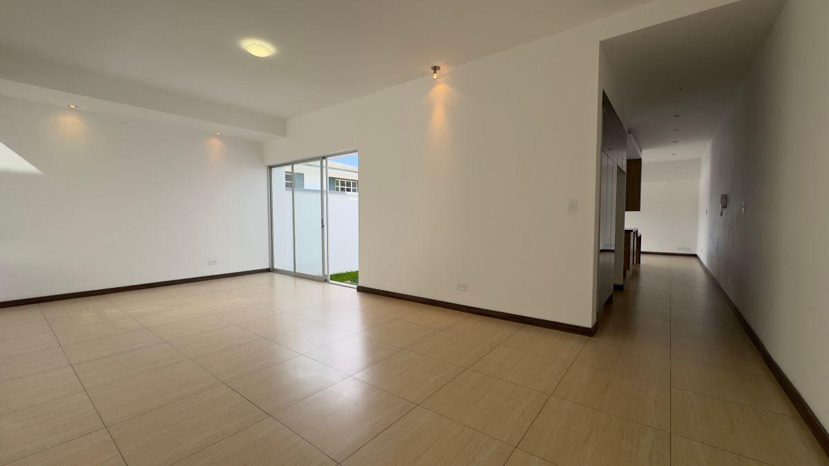 En Venta Espectacular Casa con Jardín Dentro de Jardines del Este - Cumbaya — imagen 4