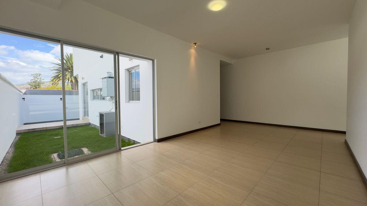 En Venta Espectacular Casa con Jardín Dentro de Jardines del Este - Cumbaya — imagen 3