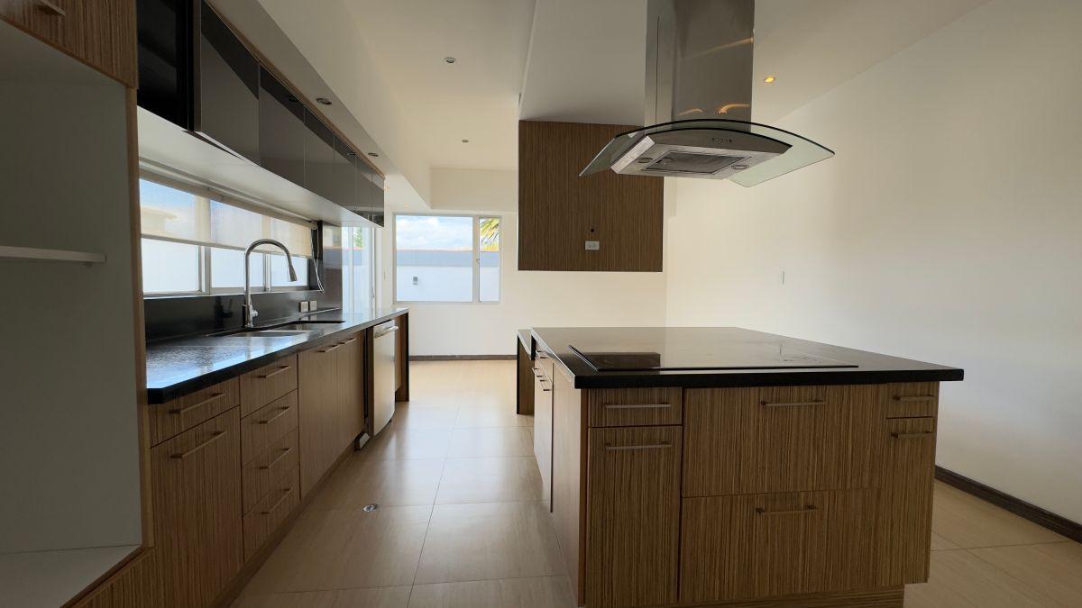 En Venta Espectacular Casa con Jardín Dentro de Jardines del Este - Cumbaya — imagen 2