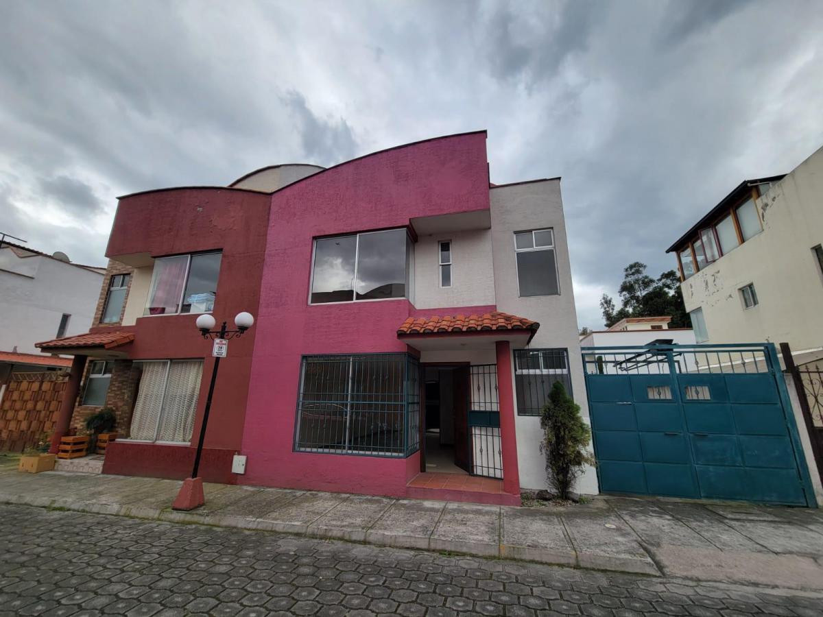 Casa de 3 Pisos Dentro de Conjunto — imagen 10