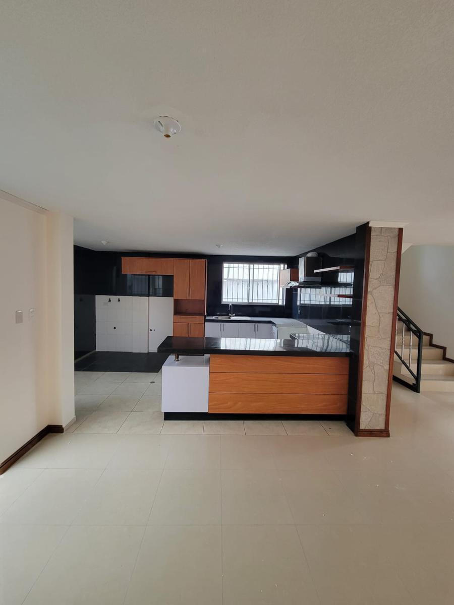 Casa de 3 Pisos Dentro de Conjunto — imagen 9