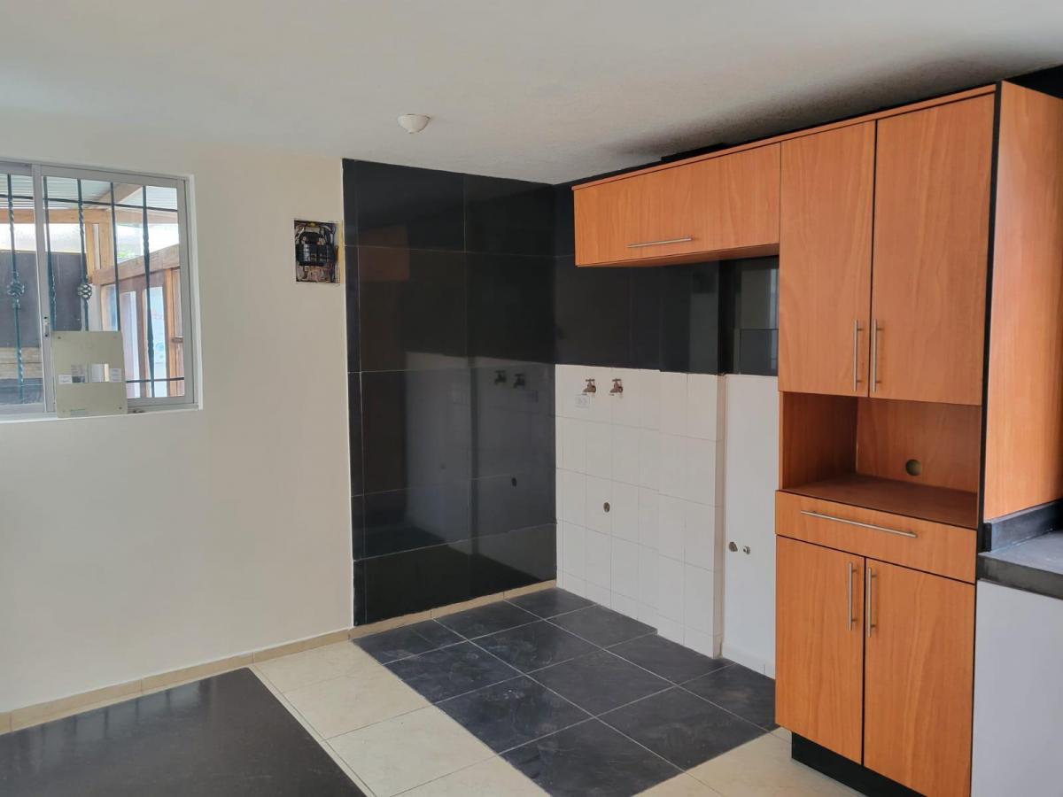 Casa de 3 Pisos Dentro de Conjunto — imagen 7