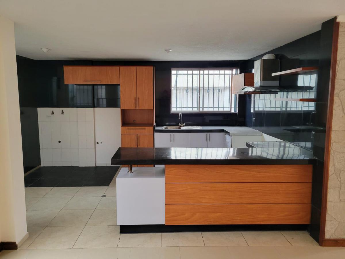Casa de 3 Pisos Dentro de Conjunto — imagen 6