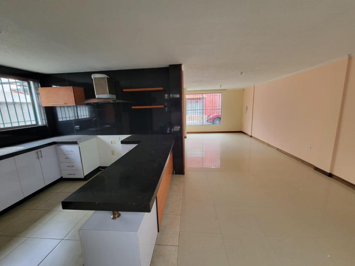 Casa de 3 Pisos Dentro de Conjunto — imagen 5