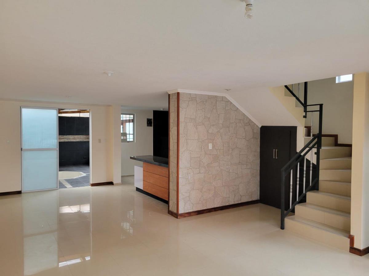Casa de 3 Pisos Dentro de Conjunto — imagen 4