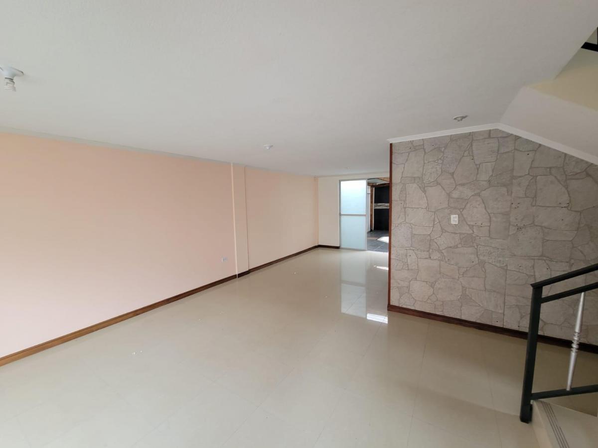 Casa de 3 Pisos Dentro de Conjunto — imagen 3