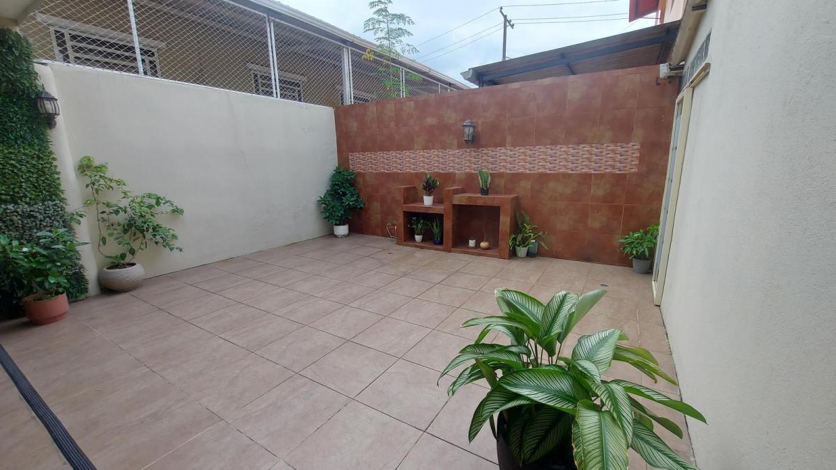 Venta Casa con Lindo Patio en San Felipe, Guayas — imagen 4
