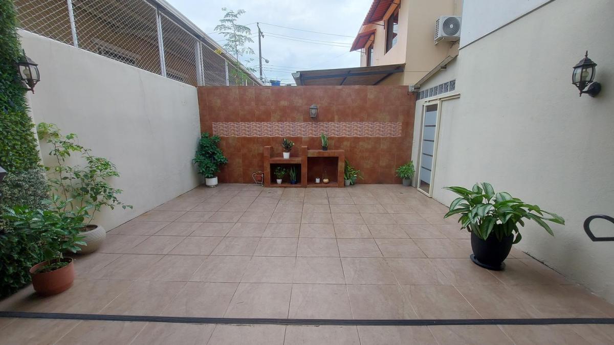 Venta Casa con Lindo Patio en San Felipe, Guayas — imagen 2