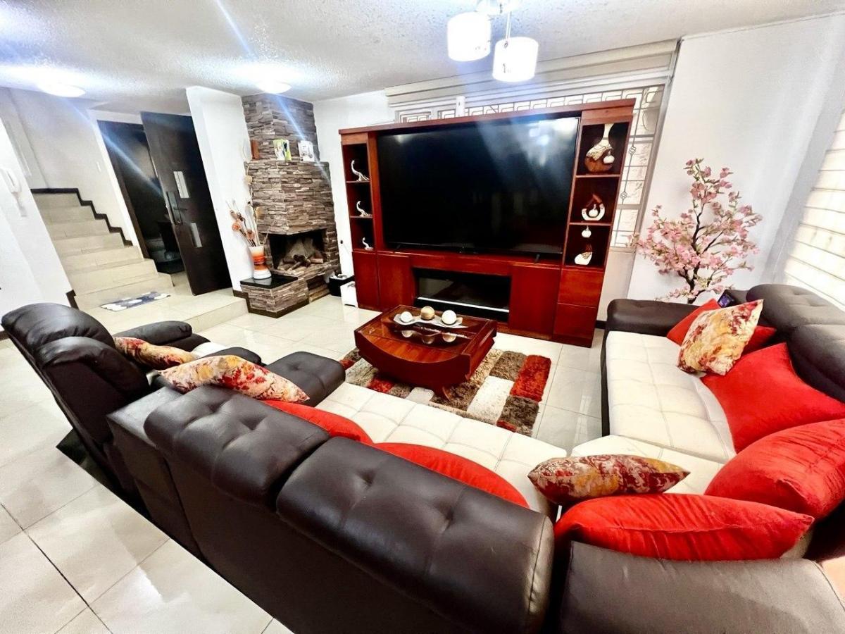 Sector La Biloxi: Espectacular Casa en Venta con Terraza Panorámica y Área de Entretenimiento — imagen 9