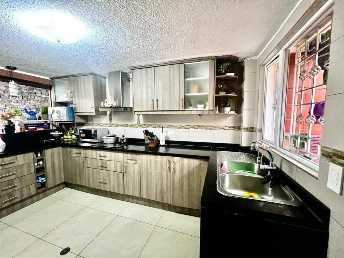 Sector La Biloxi: Espectacular Casa en Venta con Terraza Panorámica y Área de Entretenimiento — imagen 7