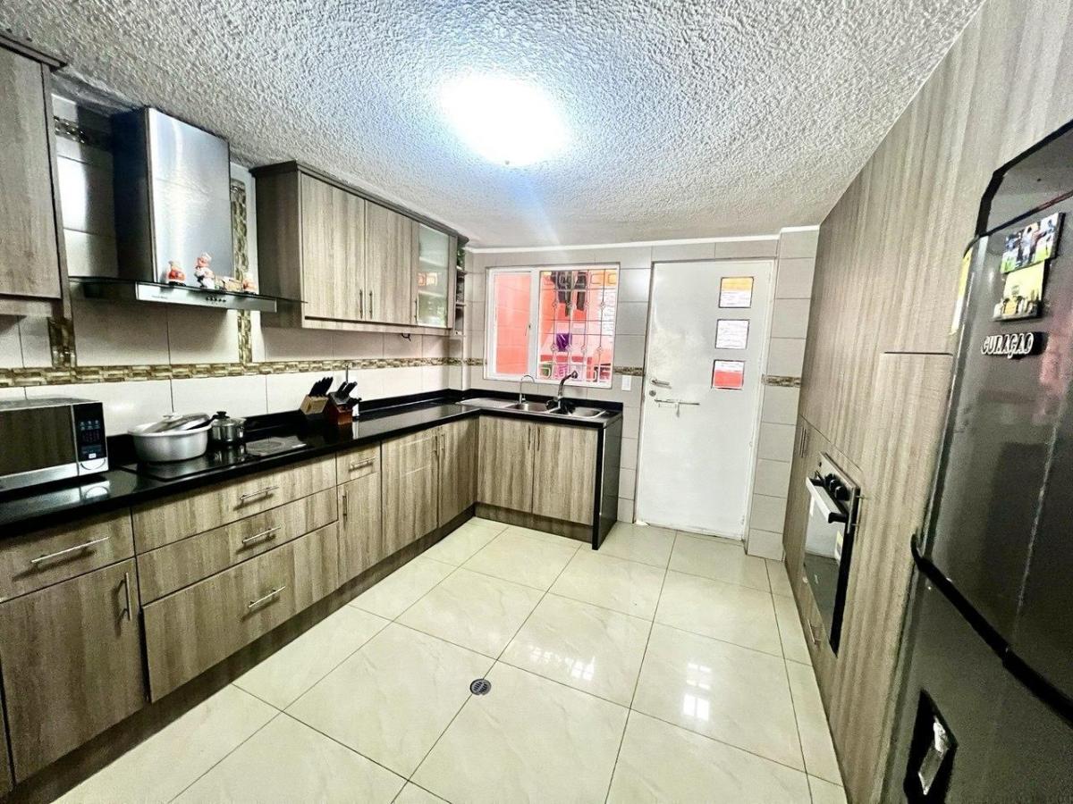Sector La Biloxi: Espectacular Casa en Venta con Terraza Panorámica y Área de Entretenimiento — imagen 6