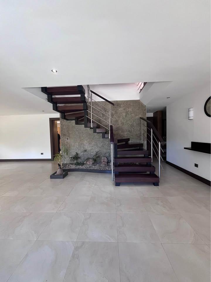 Casa de Venta Dentro de La Ciudadela de Los Ingenieros. 4 Dorm., Azuay — imagen 9