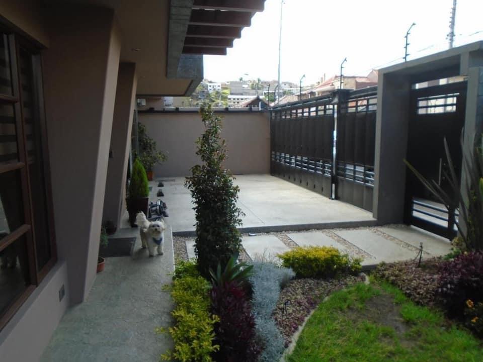 Casa de Venta Dentro de La Ciudadela de Los Ingenieros. 4 Dorm., Azuay — imagen 2