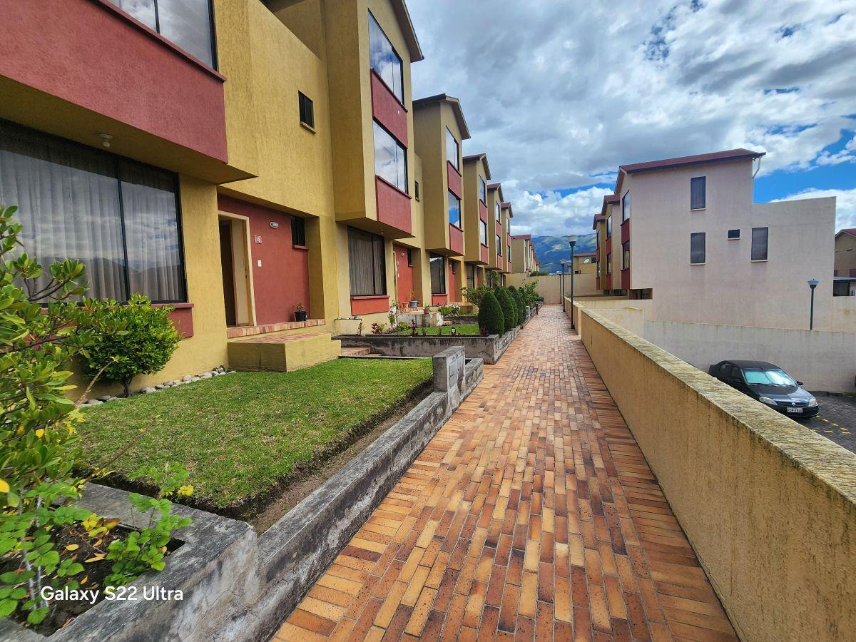 Venta Casa Norte de Quito 4 Dorm. 2 Terrazas 1 Patio Pergola 204 m Univ. Sek — imagen 2