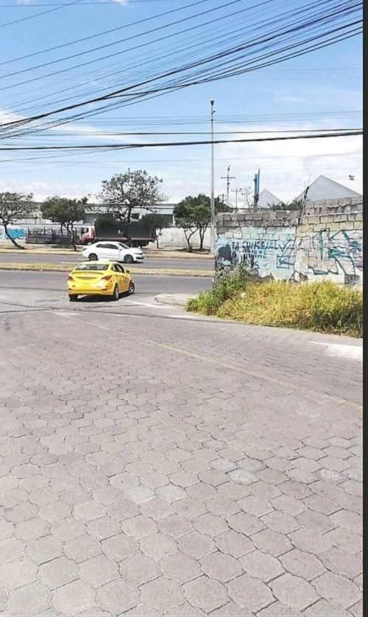 Terreno Comercial Esquinero en Venta, Panamericana Norte - Calderón — imagen 2