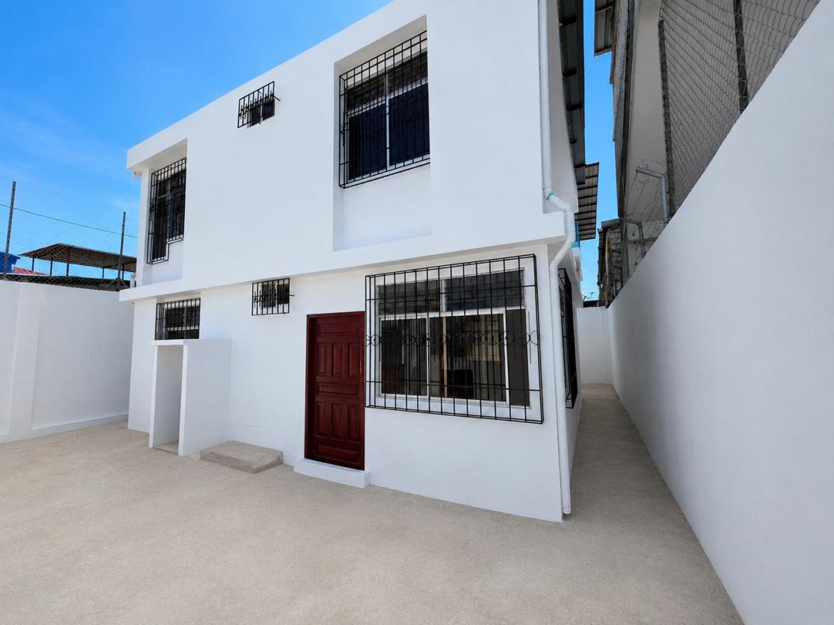 Vendo Casa de 6 Dorm. en Barrio Las Brisas Norte de Manta, Manabí — imagen 9